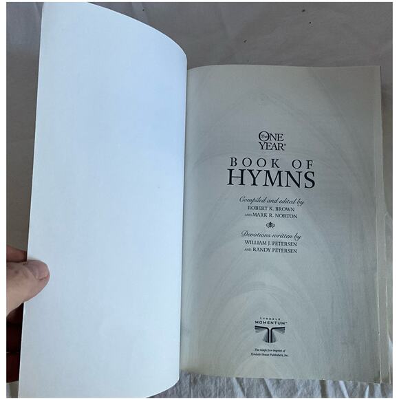 The One Year Book of Hymns 365 Devotionals Based on Popular Hymns - Picture 5 of 8